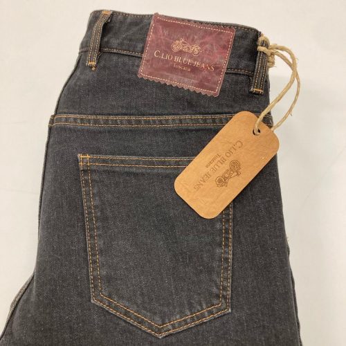 Scopri l'apice dell'artigianato toscano con i C.Lio Jeans, meticolosamente realizzati a mano a Montecatini Terme. Questi jeans sartoriali, disponibili nelle taglie dal 44 al 54, fondono perfettamente la tradizione sartoriale con la moderna tecnologia termica. Foderati in neoprene, offrono un eccezionale calore e comfort, supportando temperature fino a -10°C, con prestazioni eccezionali segnalate anche a -16°C. Ideali per gli appassionati di moto e per chi affronta climi più freddi, questi jeans offrono stile e resistenza funzionale. Vivi la passione del loro creatore, Lionello Ceccotti, in ogni dettaglio.